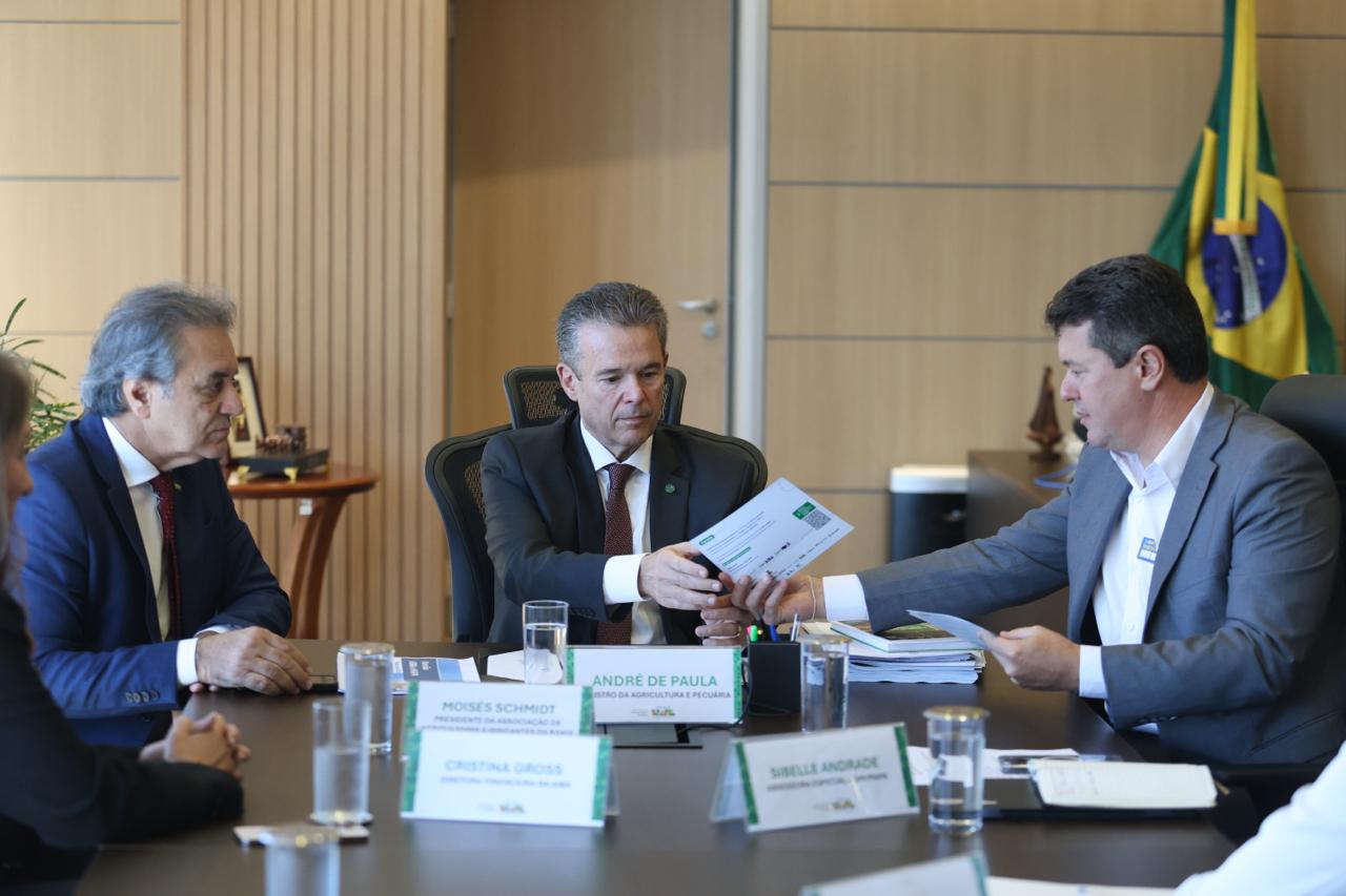 Moisés Schmidt e Oziel Oliveira entregam convite ao ministro André de Paula em reunião oficial