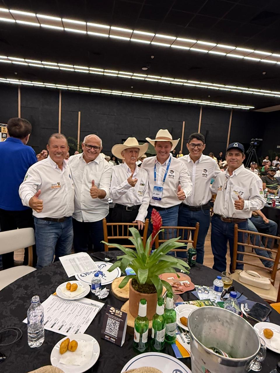 Presidente da feira, equipe organizadora e participantes do evento