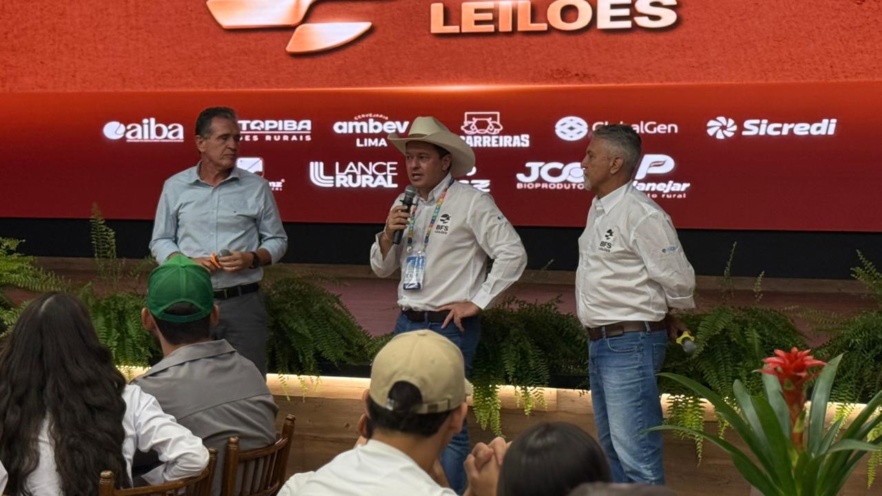 Moisés Schmidt apresentando o projeto do leilão ao lado de parceiros