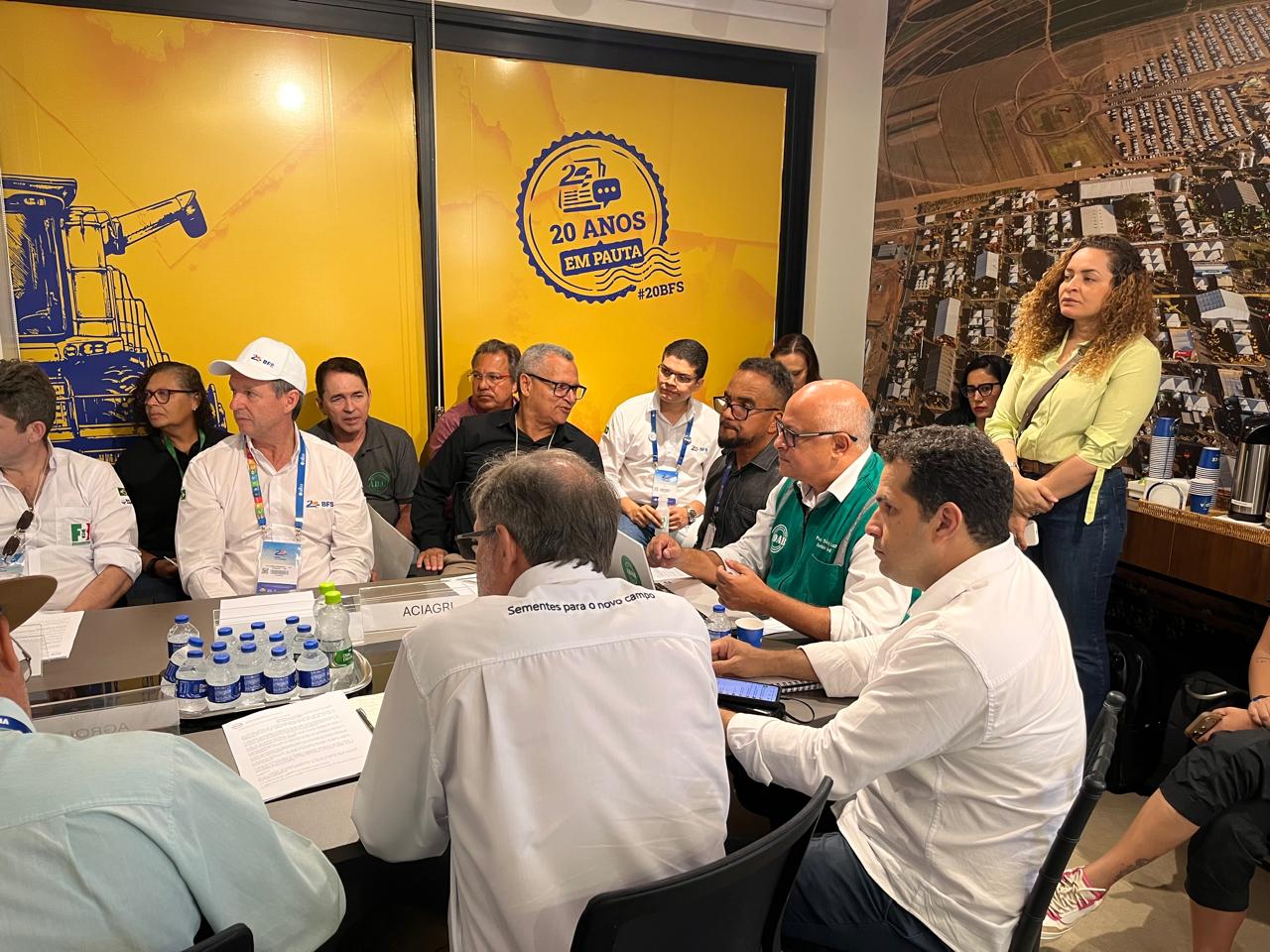 Outra visão da mesa de debates da CTR da Soja