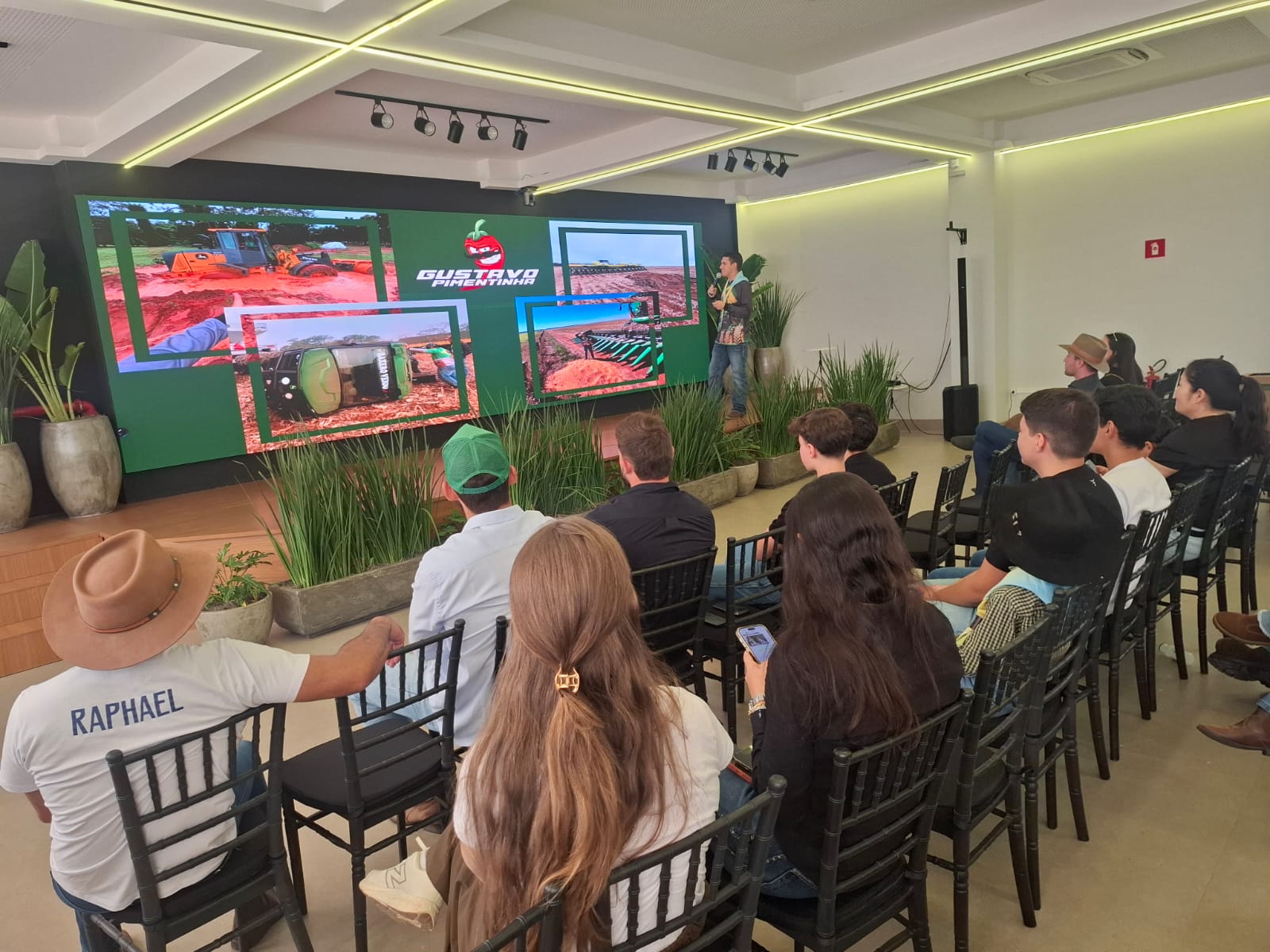 Jovem produtor e influencer destaca sucessão familiar e força da internet no agro na Bahia Farm Show