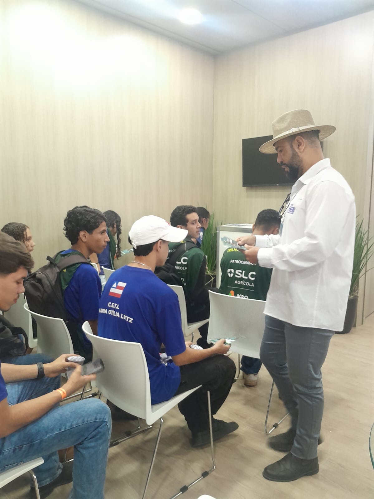 Grupo de alunos participando
